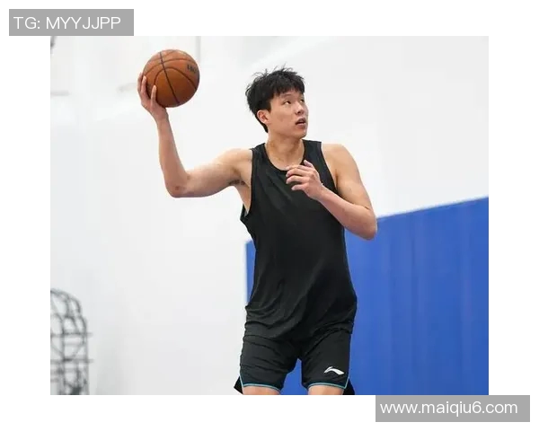 杨瀚森父母携手启程赴美全力支持儿子参加NBA选秀大会